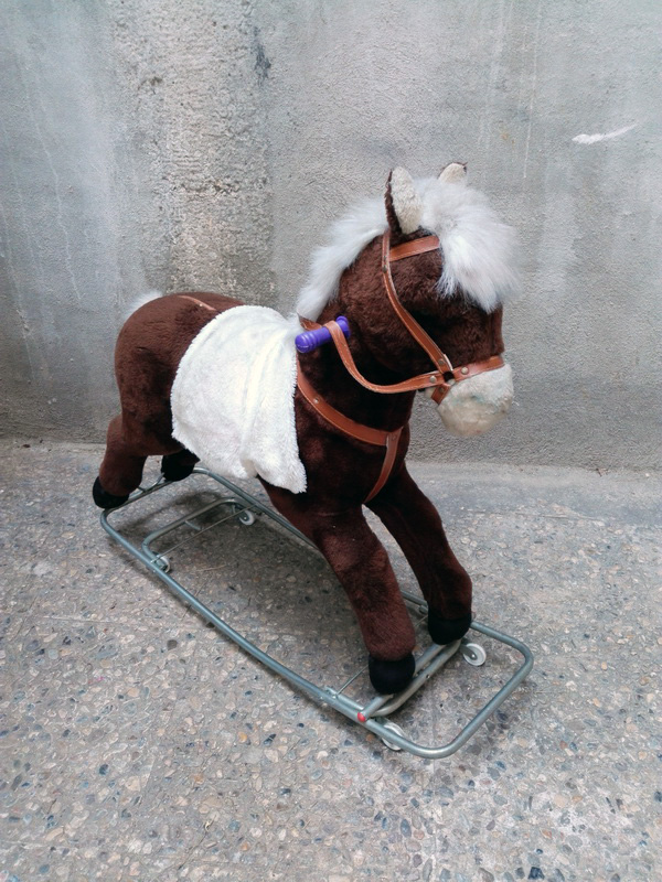 caballo balancin ruedas 2posiciones juguete infantil peluche metal 55-80x86x30 (22eu.) 1u